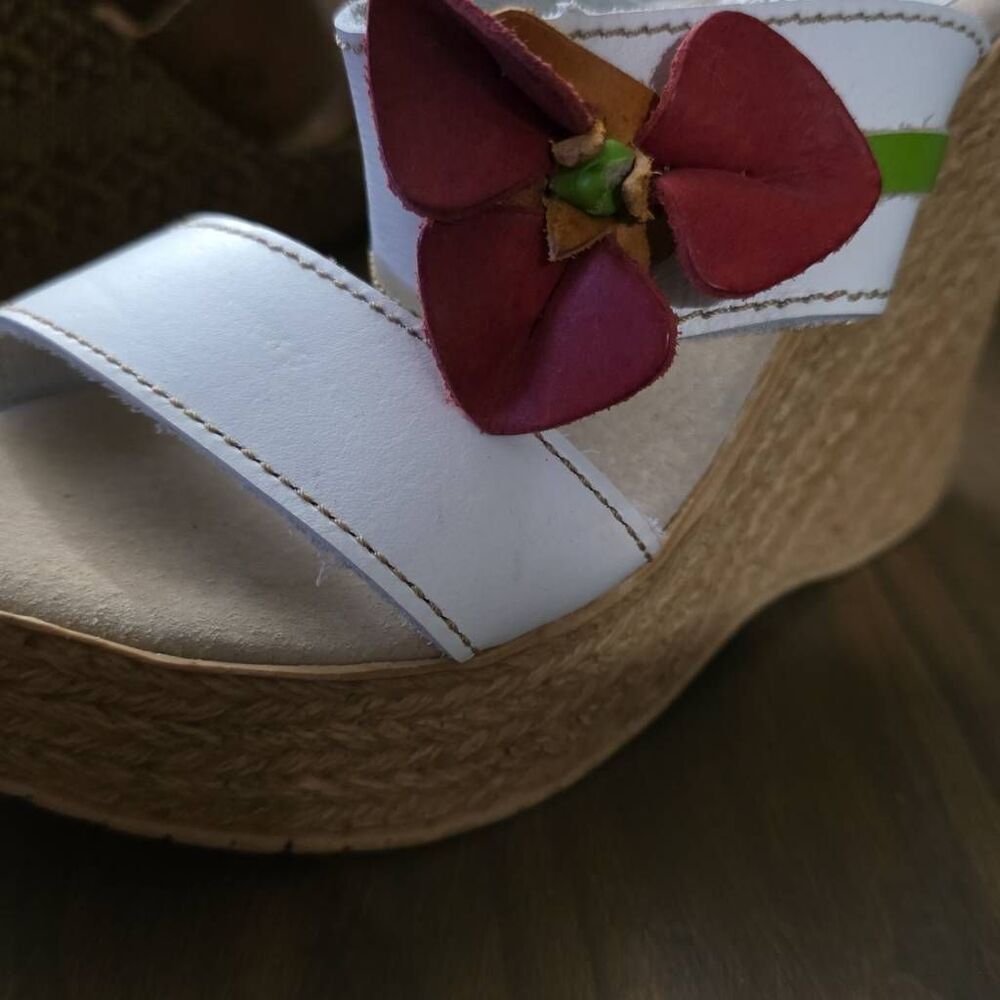 Sbicca Women's Size 7 White Leather Red Flower Espadrille Slide on Wedge Heels - Picture 2 of 8